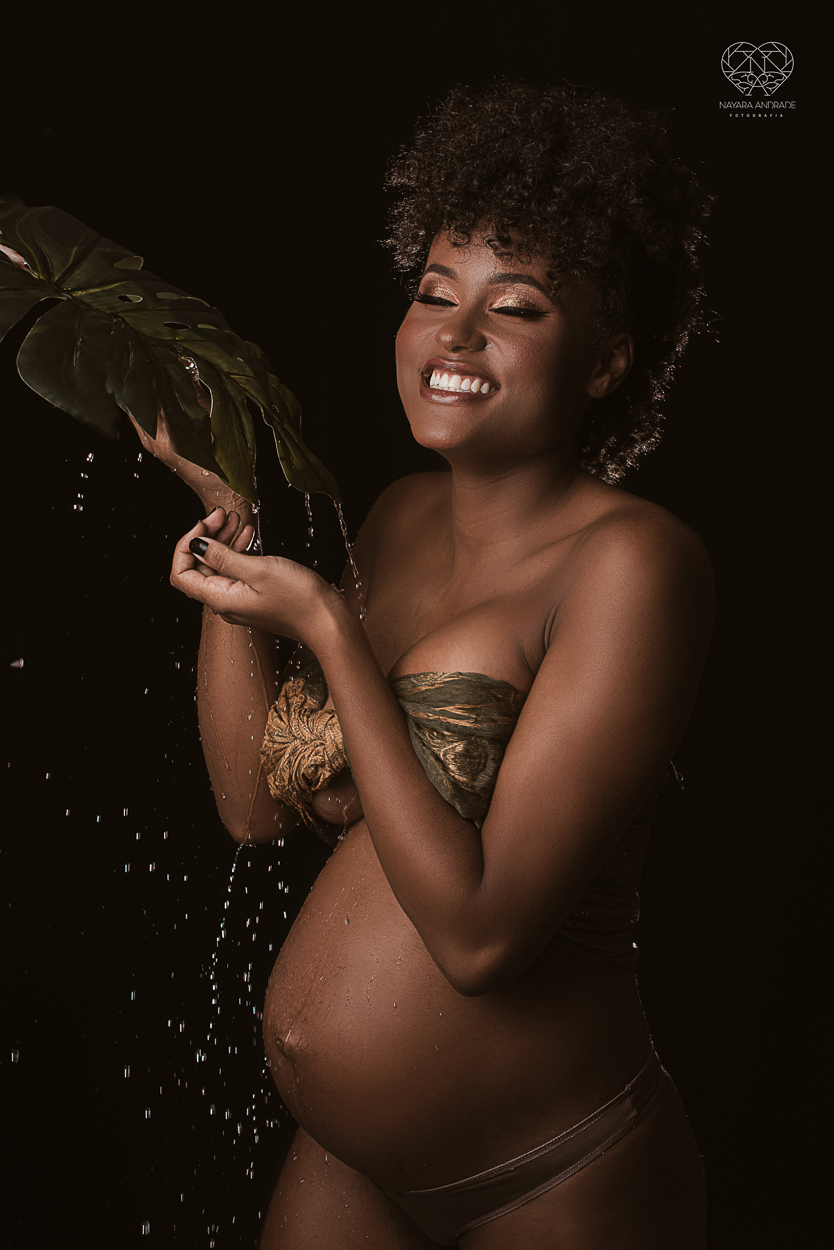 Ensaio de gestante em estudio santos sao paulo fotos artisticas exaltando a beleza e cultura afro - negra com arte e glamour fotos diferenciadas em estudio pela fotografa premiada Nayara Andrade