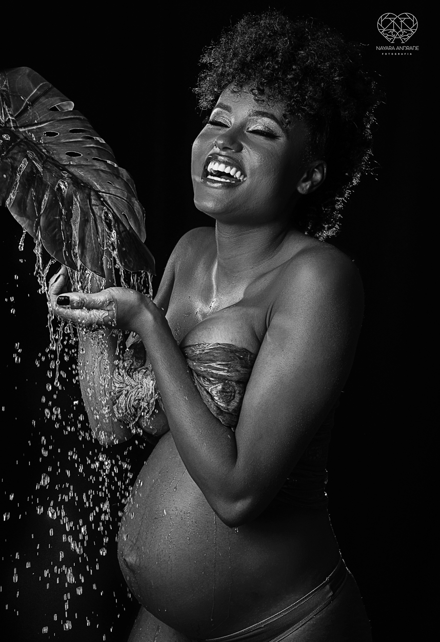 Ensaio de gestante em estudio santos sao paulo fotos artisticas exaltando a beleza e cultura afro - negra com arte e glamour fotos diferenciadas em estudio pela fotografa premiada Nayara Andrade