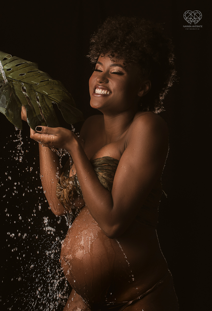 Ensaio de gestante em estudio santos sao paulo fotos artisticas exaltando a beleza e cultura afro - negra com arte e glamour fotos diferenciadas em estudio pela fotografa premiada Nayara Andrade