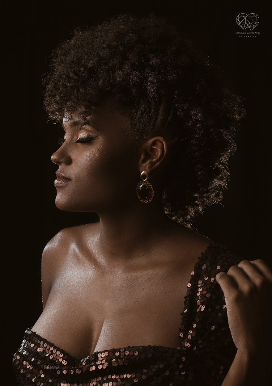 Ensaio de gestante em estudio santos sao paulo fotos artisticas exaltando a beleza e cultura afro - negra com arte e glamour fotos diferenciadas em estudio pela fotografa premiada Nayara Andrade