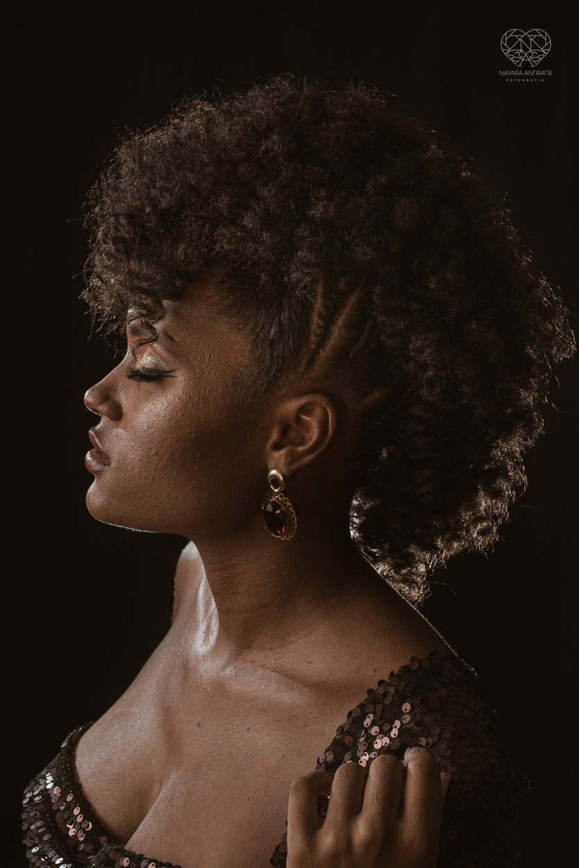Ensaio de gestante em estudio santos sao paulo fotos artisticas exaltando a beleza e cultura afro - negra com arte e glamour fotos diferenciadas em estudio pela fotografa premiada Nayara Andrade