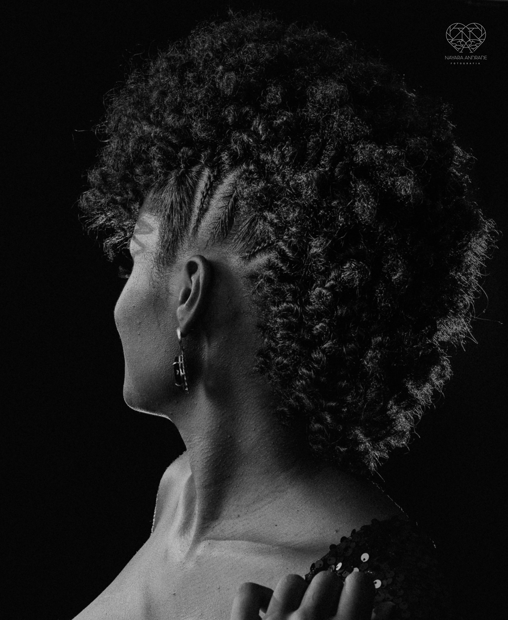 Ensaio de gestante em estudio santos sao paulo fotos artisticas exaltando a beleza e cultura afro - negra com arte e glamour fotos diferenciadas em estudio pela fotografa premiada Nayara Andrade
