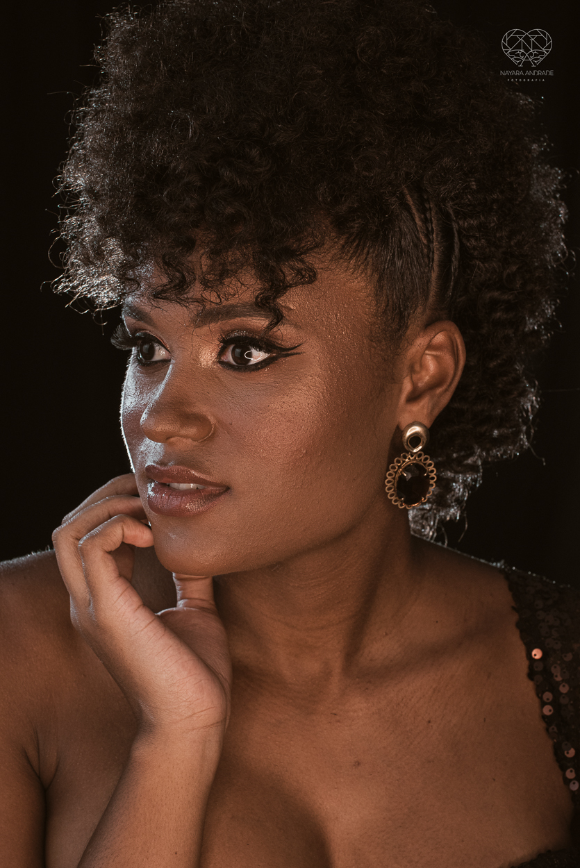 Ensaio de gestante em estudio santos sao paulo fotos artisticas exaltando a beleza e cultura afro - negra com arte e glamour fotos diferenciadas em estudio pela fotografa premiada Nayara Andrade