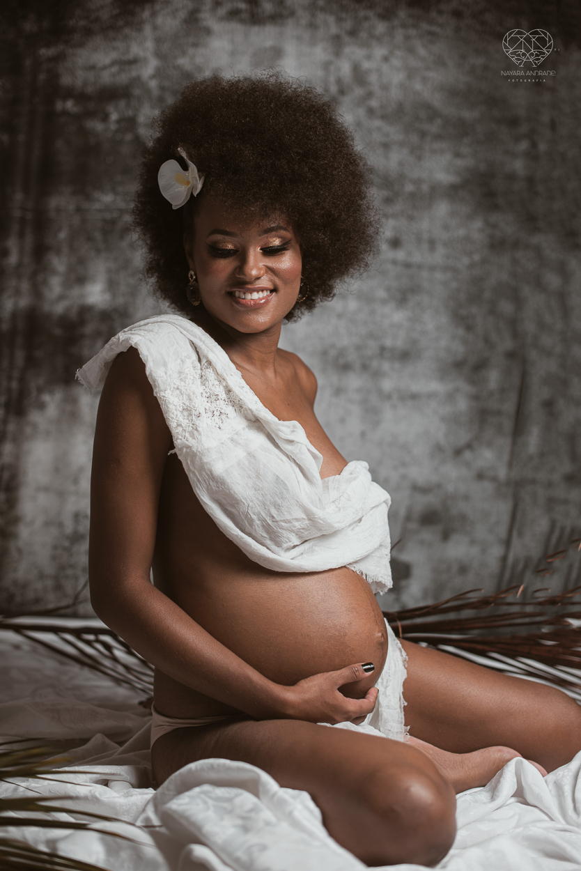 Ensaio de gestante em estudio santos sao paulo fotos artisticas exaltando a beleza e cultura afro - negra com arte e glamour fotos diferenciadas em estudio pela fotografa premiada Nayara Andrade