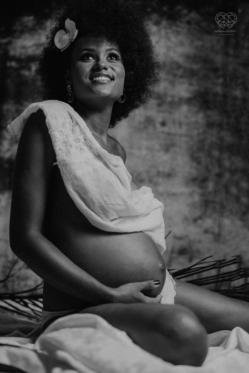 Ensaio de gestante em estudio santos sao paulo fotos artisticas exaltando a beleza e cultura afro - negra com arte e glamour fotos diferenciadas em estudio pela fotografa premiada Nayara Andrade