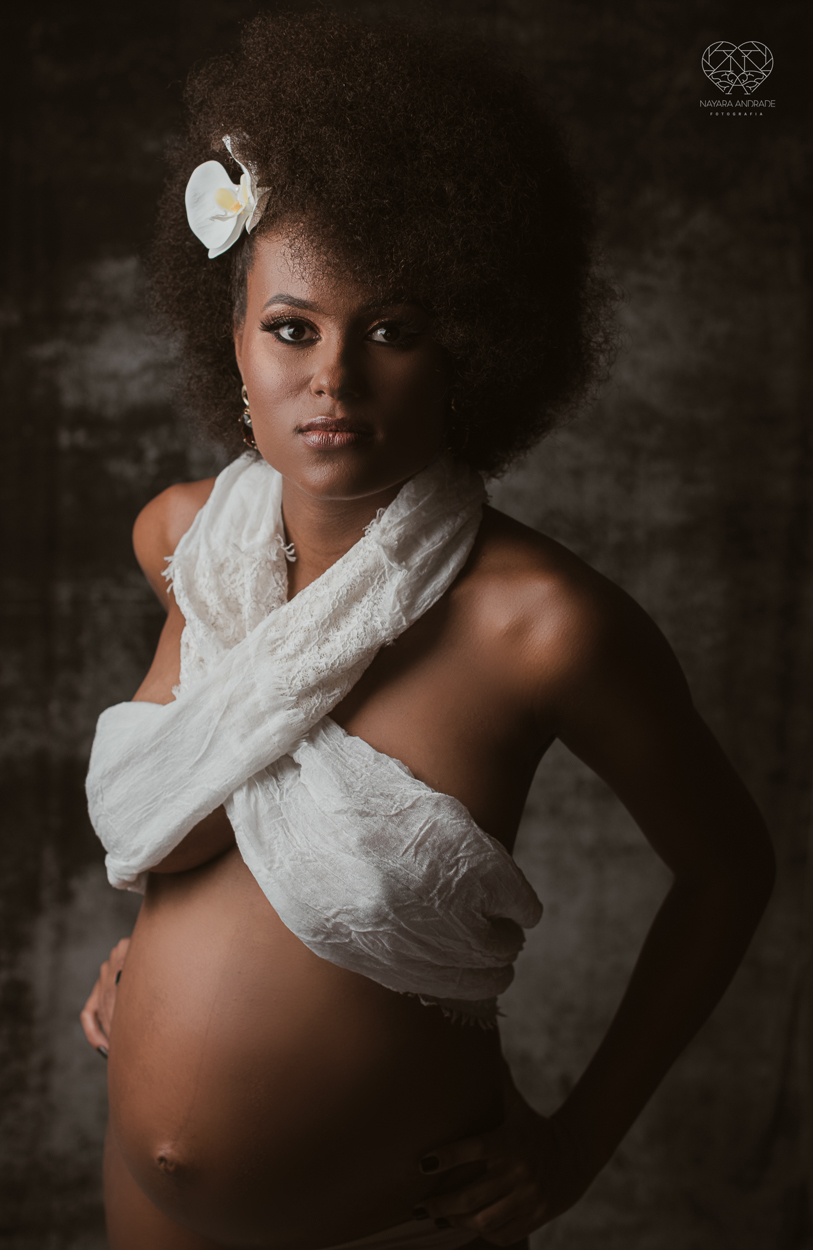 Ensaio de gestante em estudio santos sao paulo fotos artisticas exaltando a beleza e cultura afro - negra com arte e glamour fotos diferenciadas em estudio pela fotografa premiada Nayara Andrade
