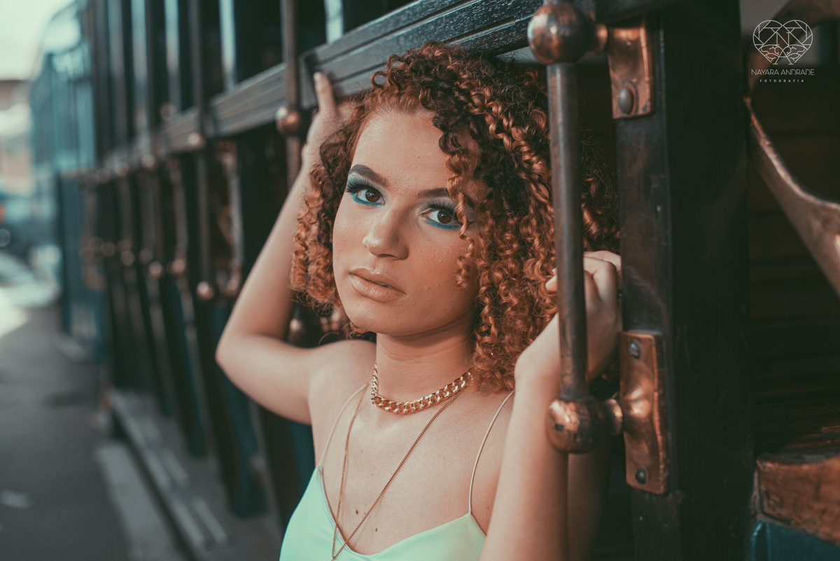 Fotografia de debutante ensaio teen session com meninas gemeas . Ensaio conceito blogueira tumblr feitas pela fotografa Nayara Andrade premiada internacionalmente feitas no centro de santos  meninas estilosas em jeans baloes e neon 