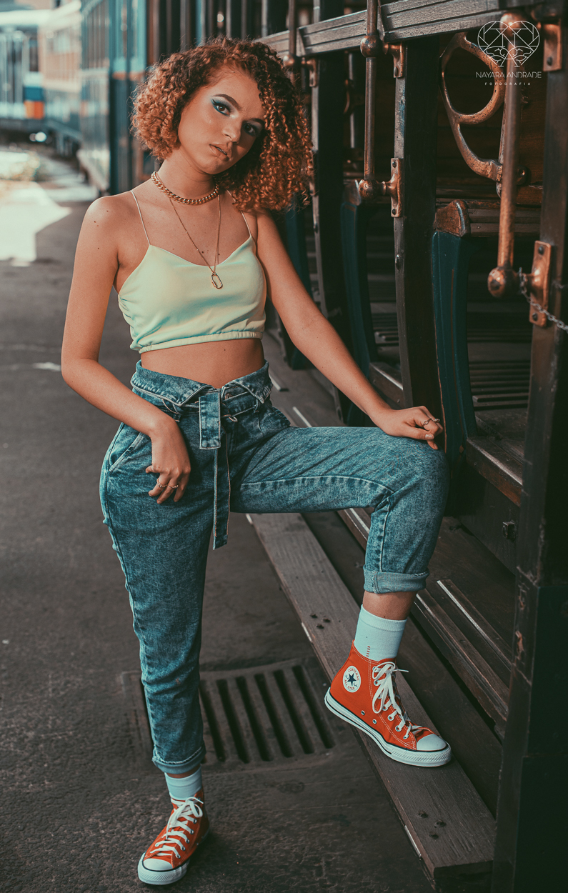 Fotografia de debutante ensaio teen session com meninas gemeas . Ensaio conceito blogueira tumblr feitas pela fotografa Nayara Andrade premiada internacionalmente feitas no centro de santos  meninas estilosas em jeans baloes e neon 