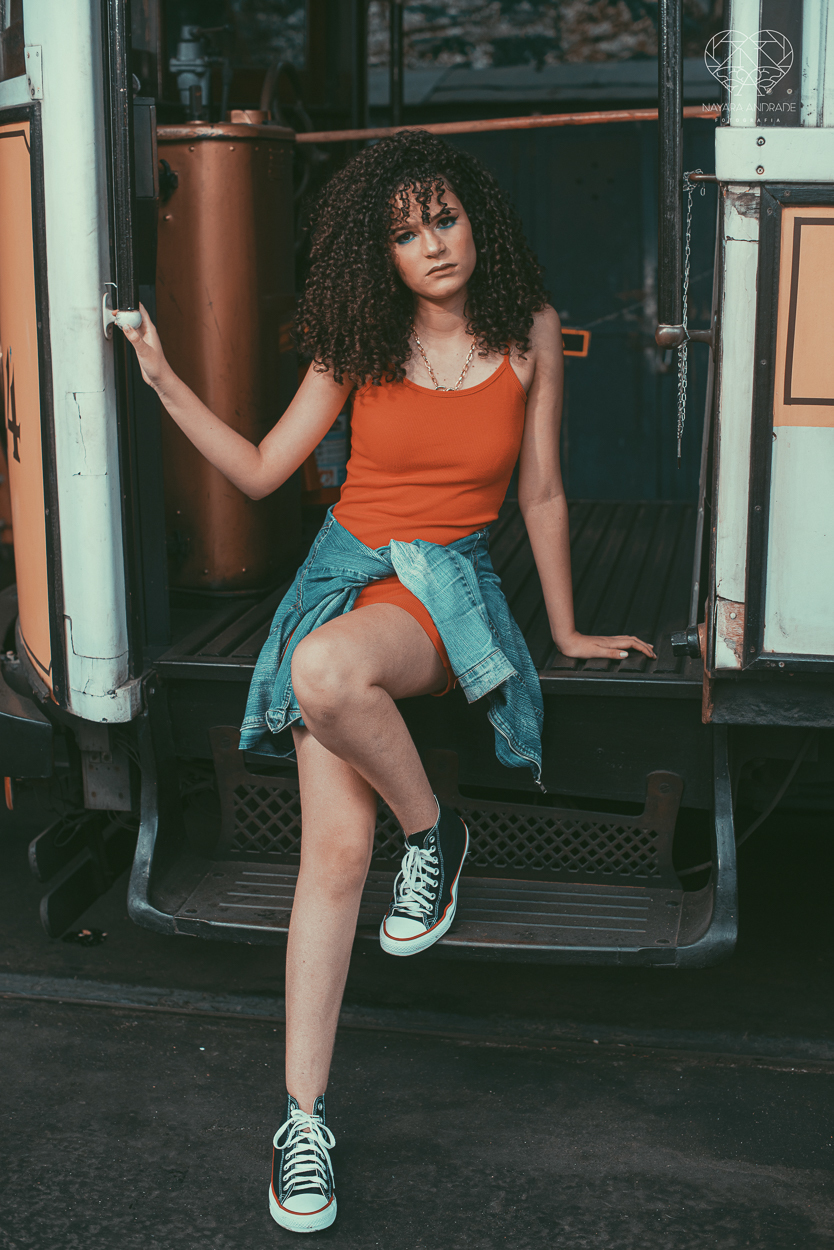 Fotografia de debutante ensaio teen session com meninas gemeas . Ensaio conceito blogueira tumblr feitas pela fotografa Nayara Andrade premiada internacionalmente feitas no centro de santos  meninas estilosas em jeans baloes e neon 