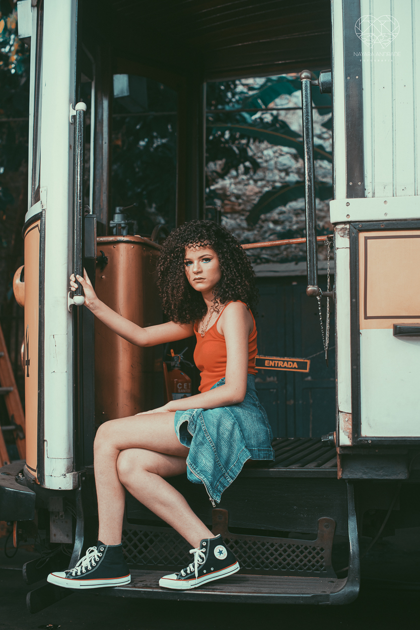 Fotografia de debutante ensaio teen session com meninas gemeas . Ensaio conceito blogueira tumblr feitas pela fotografa Nayara Andrade premiada internacionalmente feitas no centro de santos  meninas estilosas em jeans baloes e neon 