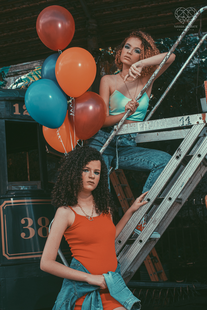 Fotografia de debutante ensaio teen session com meninas gemeas . Ensaio conceito blogueira tumblr feitas pela fotografa Nayara Andrade premiada internacionalmente feitas no centro de santos  meninas estilosas em jeans baloes e neon 