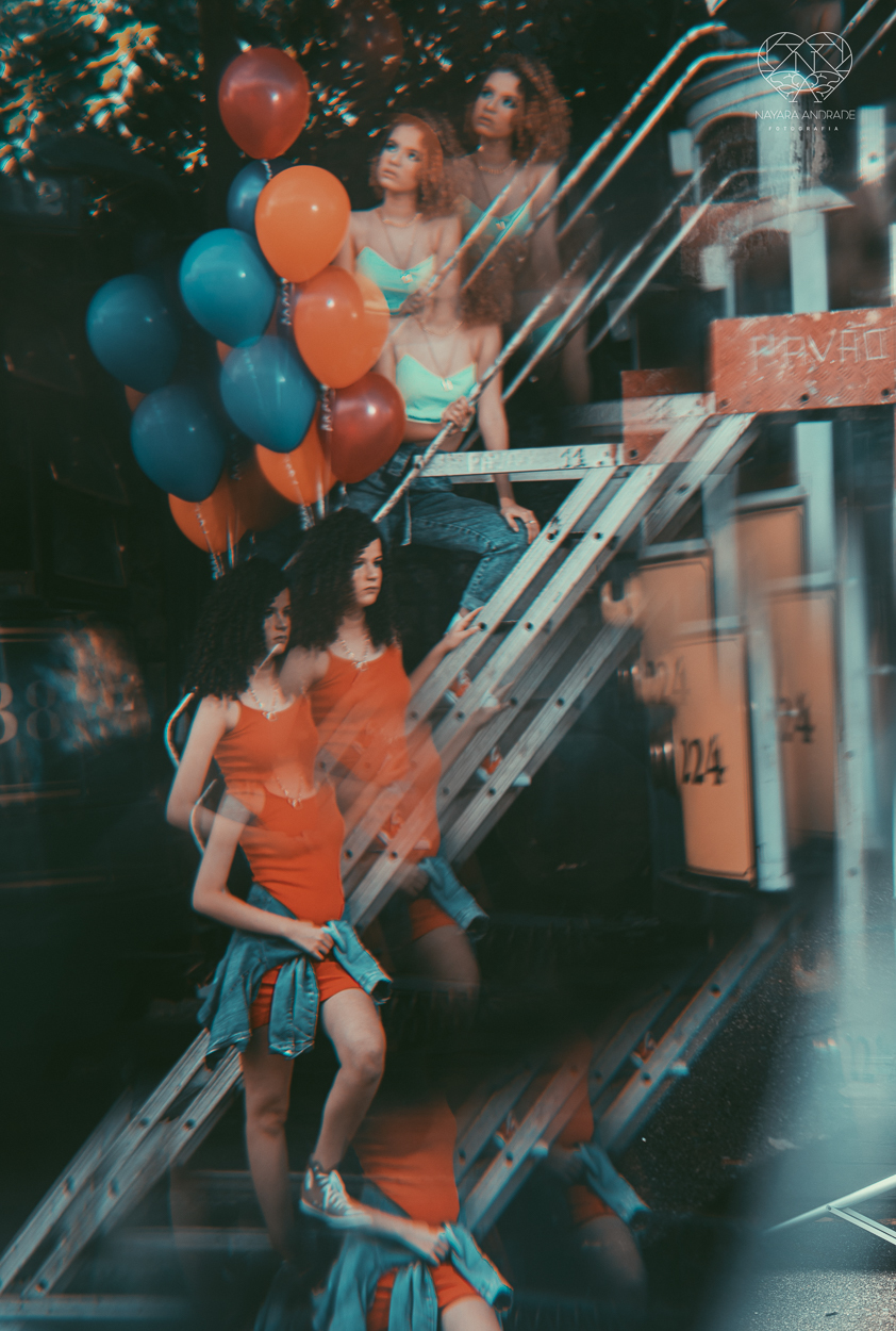 Fotografia de debutante ensaio teen session com meninas gemeas . Ensaio conceito blogueira tumblr feitas pela fotografa Nayara Andrade premiada internacionalmente feitas no centro de santos  meninas estilosas em jeans baloes e neon 