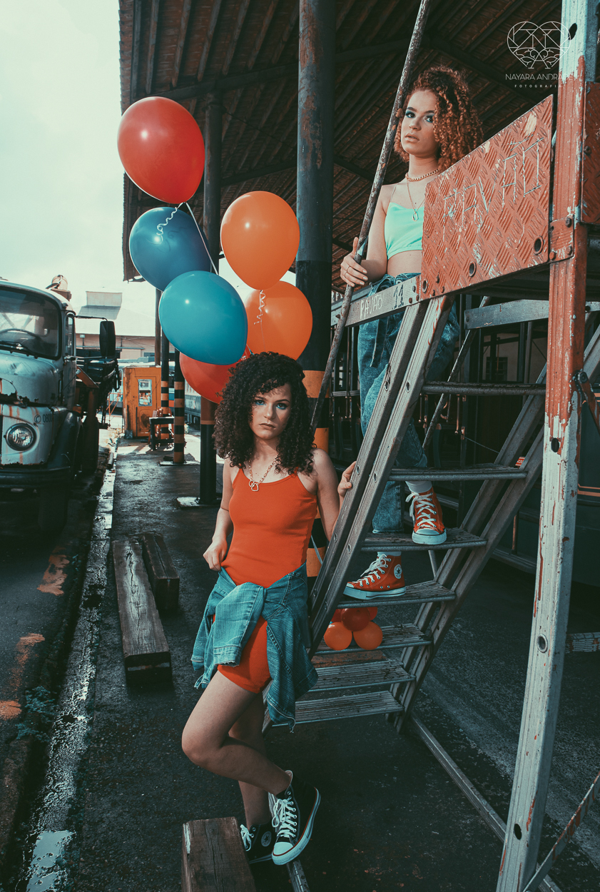 Fotografia de debutante ensaio teen session com meninas gemeas . Ensaio conceito blogueira tumblr feitas pela fotografa Nayara Andrade premiada internacionalmente feitas no centro de santos  meninas estilosas em jeans baloes e neon 