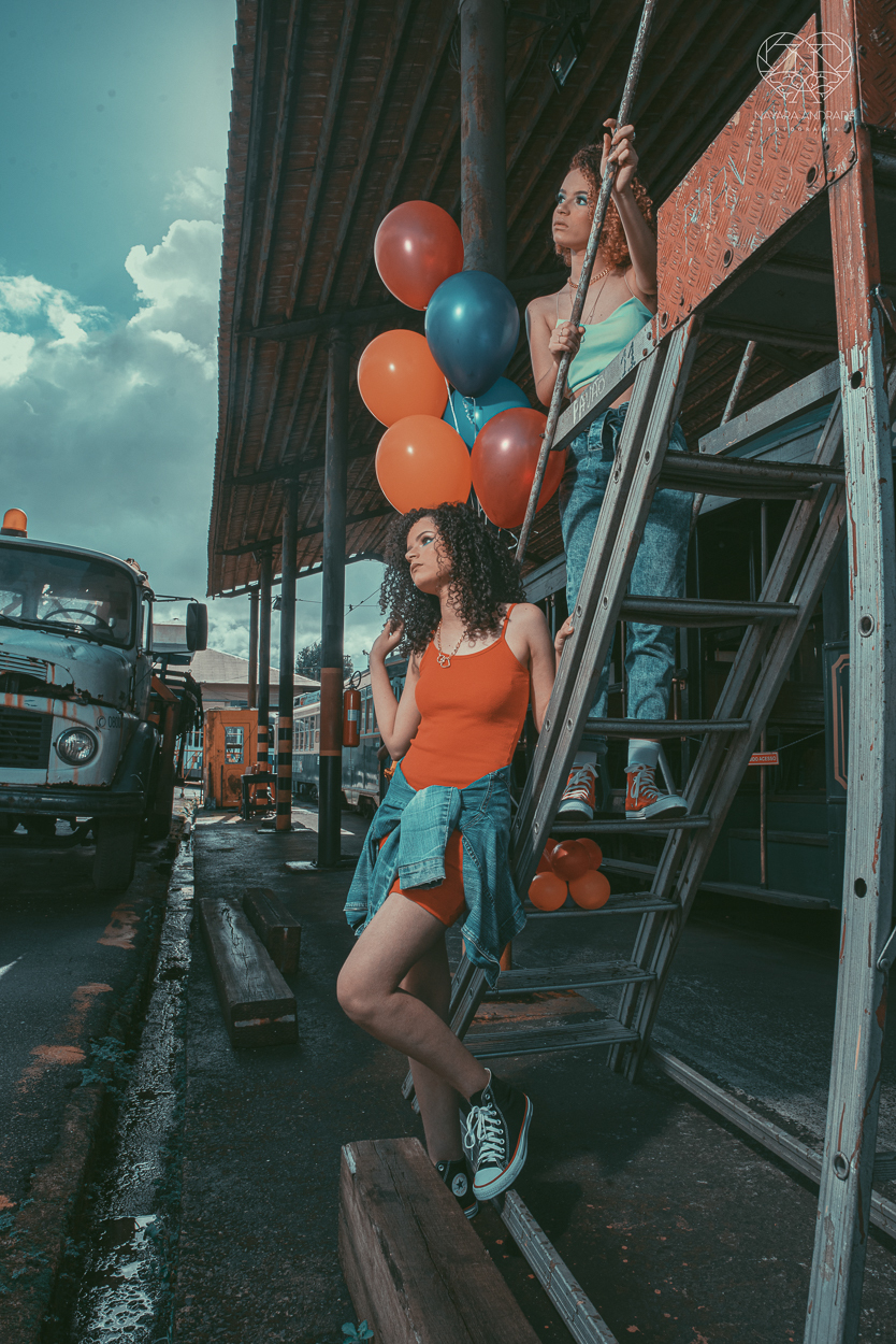 Fotografia de debutante ensaio teen session com meninas gemeas . Ensaio conceito blogueira tumblr feitas pela fotografa Nayara Andrade premiada internacionalmente feitas no centro de santos  meninas estilosas em jeans baloes e neon 