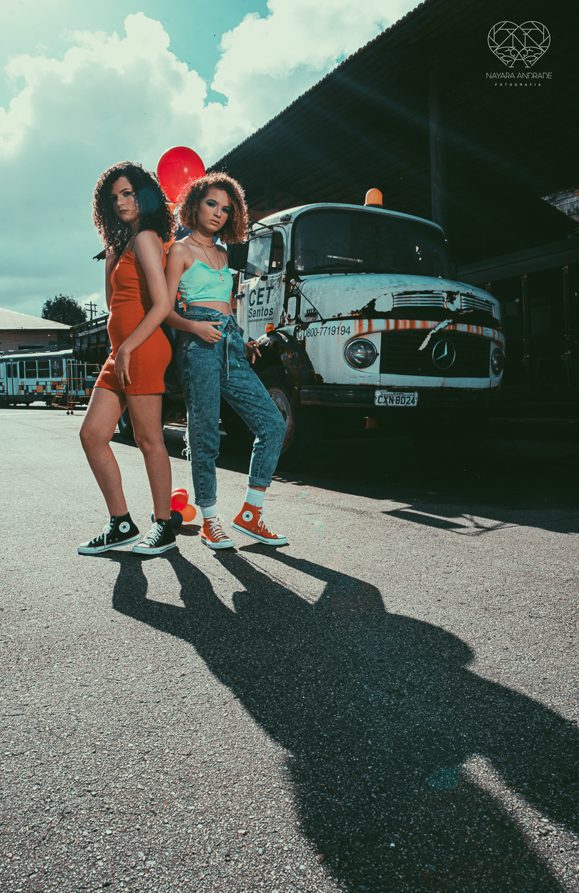 Fotografia de debutante ensaio teen session com meninas gemeas . Ensaio conceito blogueira tumblr feitas pela fotografa Nayara Andrade premiada internacionalmente feitas no centro de santos  meninas estilosas em jeans baloes e neon 