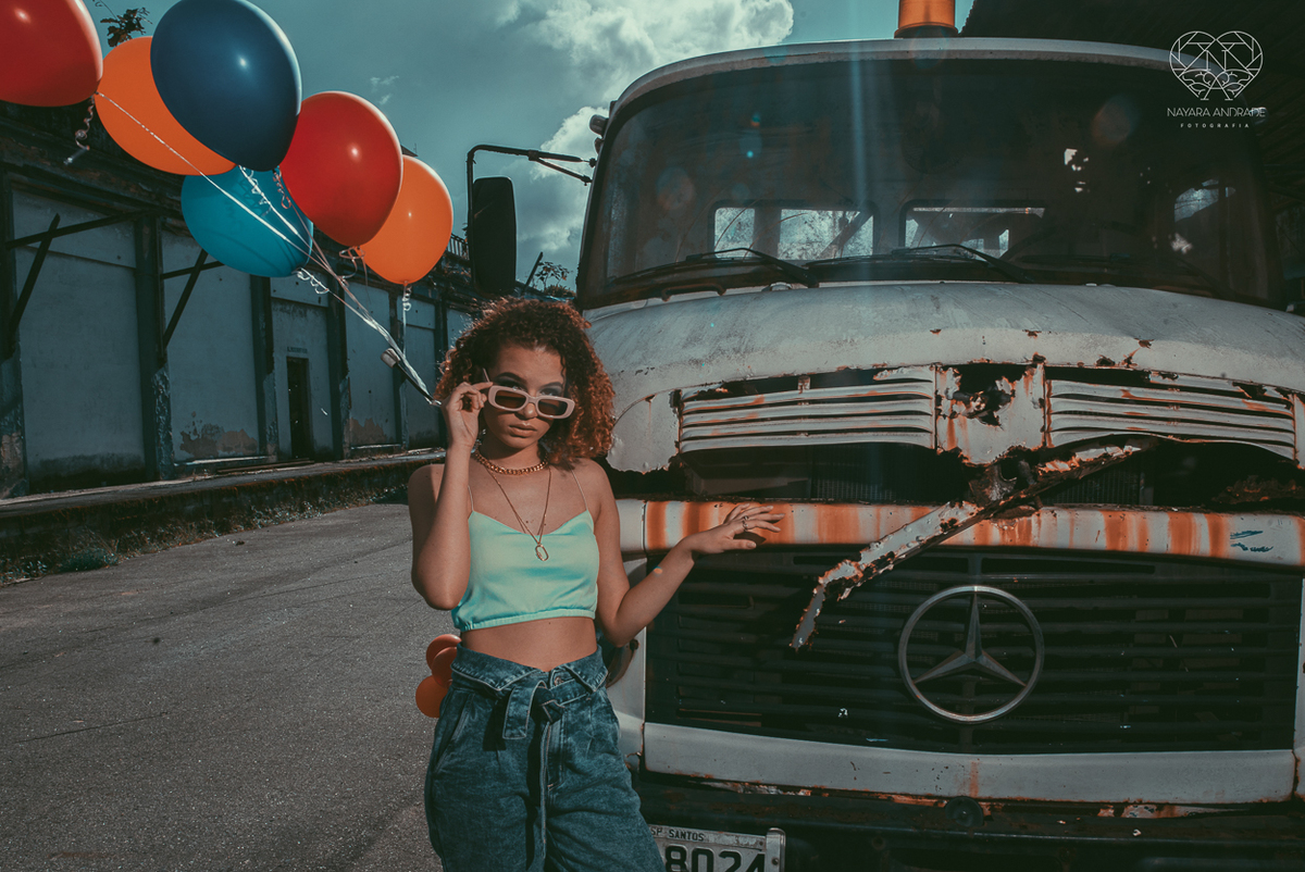 Fotografia de debutante ensaio teen session com meninas gemeas . Ensaio conceito blogueira tumblr feitas pela fotografa Nayara Andrade premiada internacionalmente feitas no centro de santos  meninas estilosas em jeans baloes e neon 
