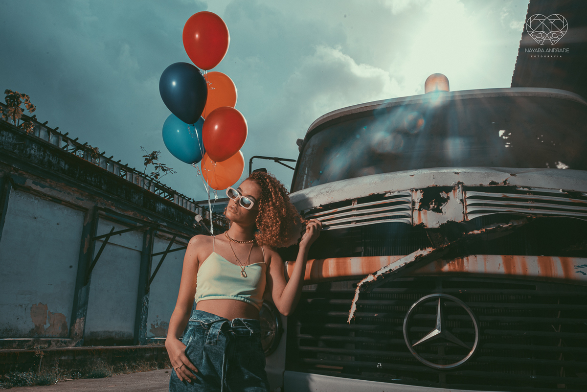 Fotografia de debutante ensaio teen session com meninas gemeas . Ensaio conceito blogueira tumblr feitas pela fotografa Nayara Andrade premiada internacionalmente feitas no centro de santos  meninas estilosas em jeans baloes e neon 