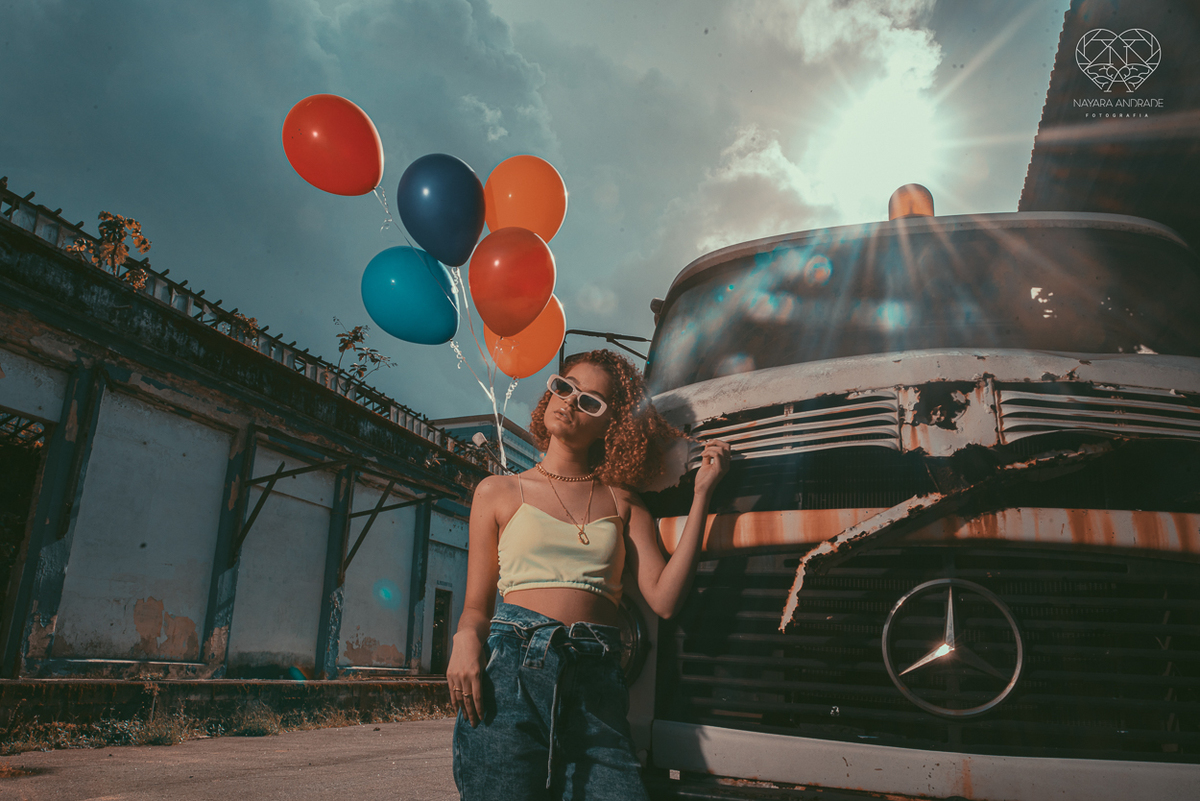 Fotografia de debutante ensaio teen session com meninas gemeas . Ensaio conceito blogueira tumblr feitas pela fotografa Nayara Andrade premiada internacionalmente feitas no centro de santos  meninas estilosas em jeans baloes e neon 