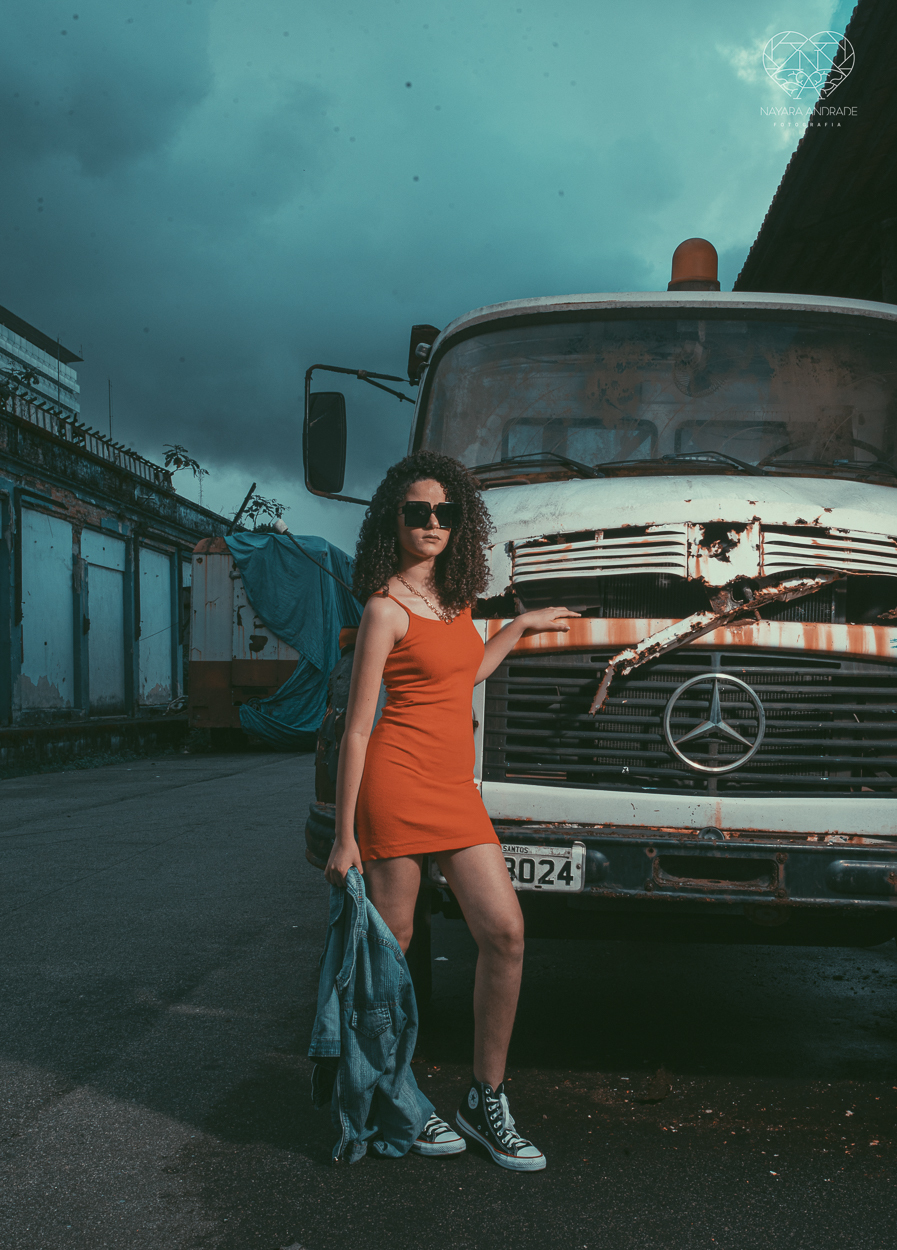 Fotografia de debutante ensaio teen session com meninas gemeas . Ensaio conceito blogueira tumblr feitas pela fotografa Nayara Andrade premiada internacionalmente feitas no centro de santos  meninas estilosas em jeans baloes e neon 