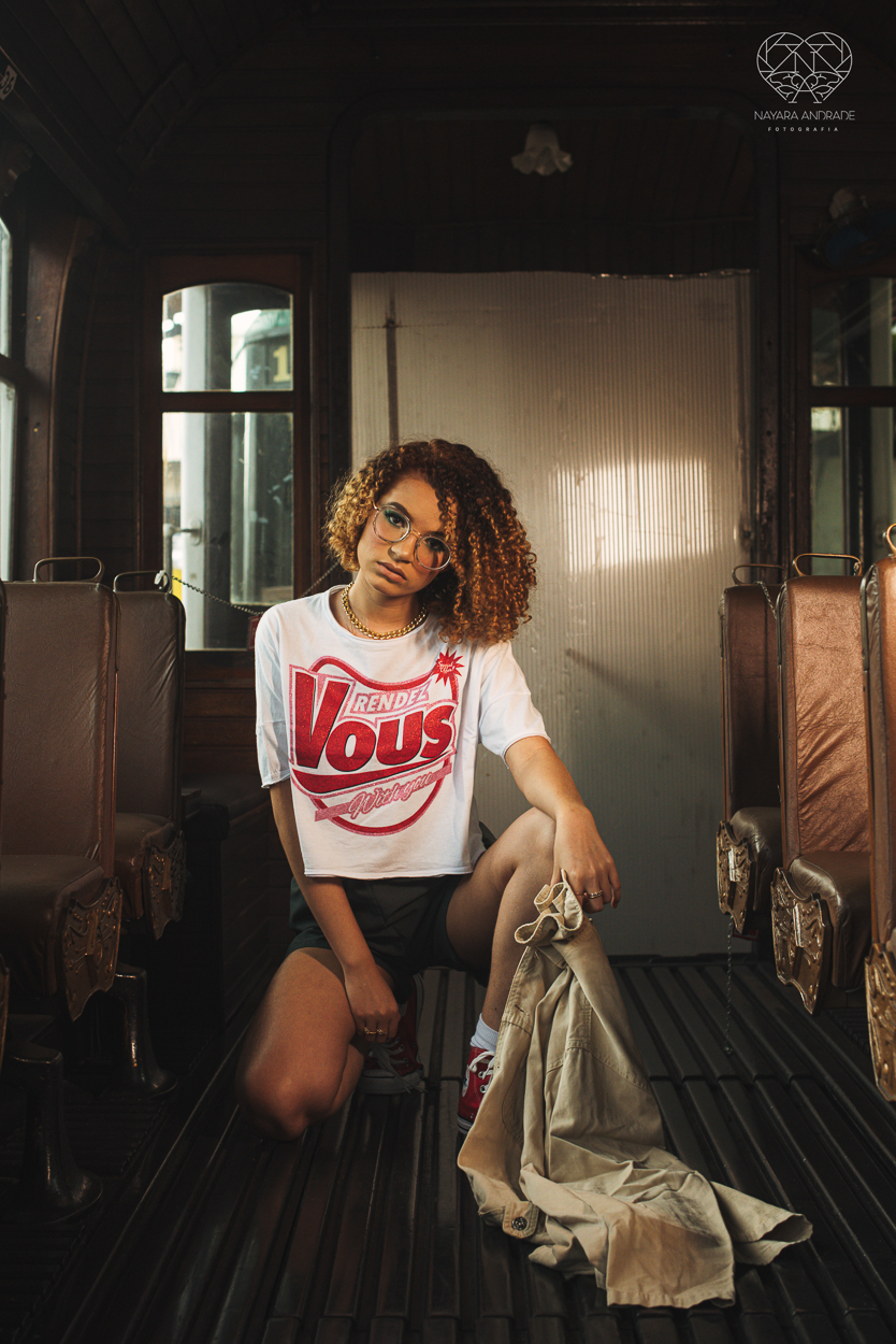 Fotografia de debutante ensaio teen session com meninas gemeas . Ensaio conceito blogueira tumblr feitas pela fotografa Nayara Andrade premiada internacionalmente feitas no centro de santos  meninas estilosas em jeans baloes e neon 