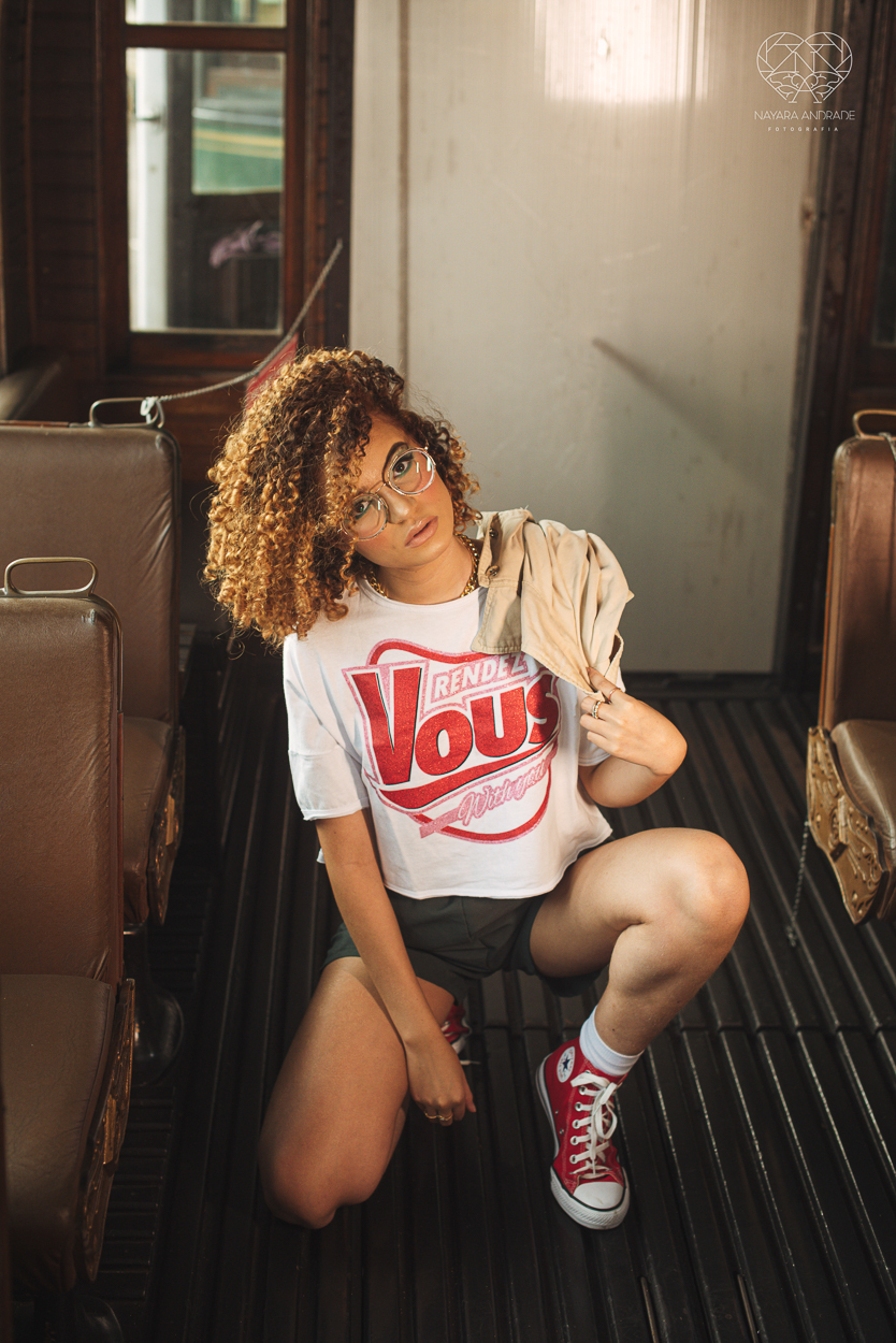 Fotografia de debutante ensaio teen session com meninas gemeas . Ensaio conceito blogueira tumblr feitas pela fotografa Nayara Andrade premiada internacionalmente feitas no centro de santos  meninas estilosas em jeans baloes e neon 