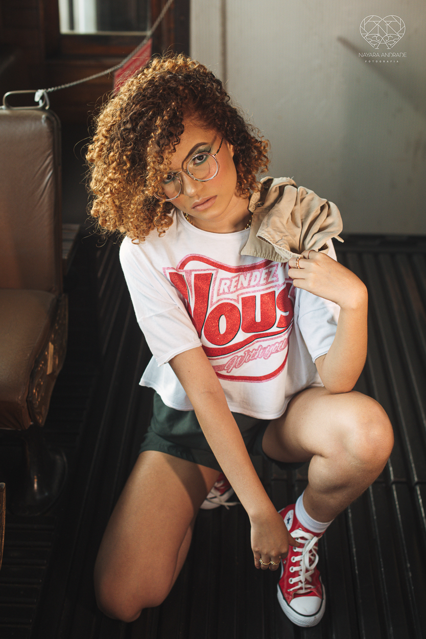 Fotografia de debutante ensaio teen session com meninas gemeas . Ensaio conceito blogueira tumblr feitas pela fotografa Nayara Andrade premiada internacionalmente feitas no centro de santos  meninas estilosas em jeans baloes e neon 