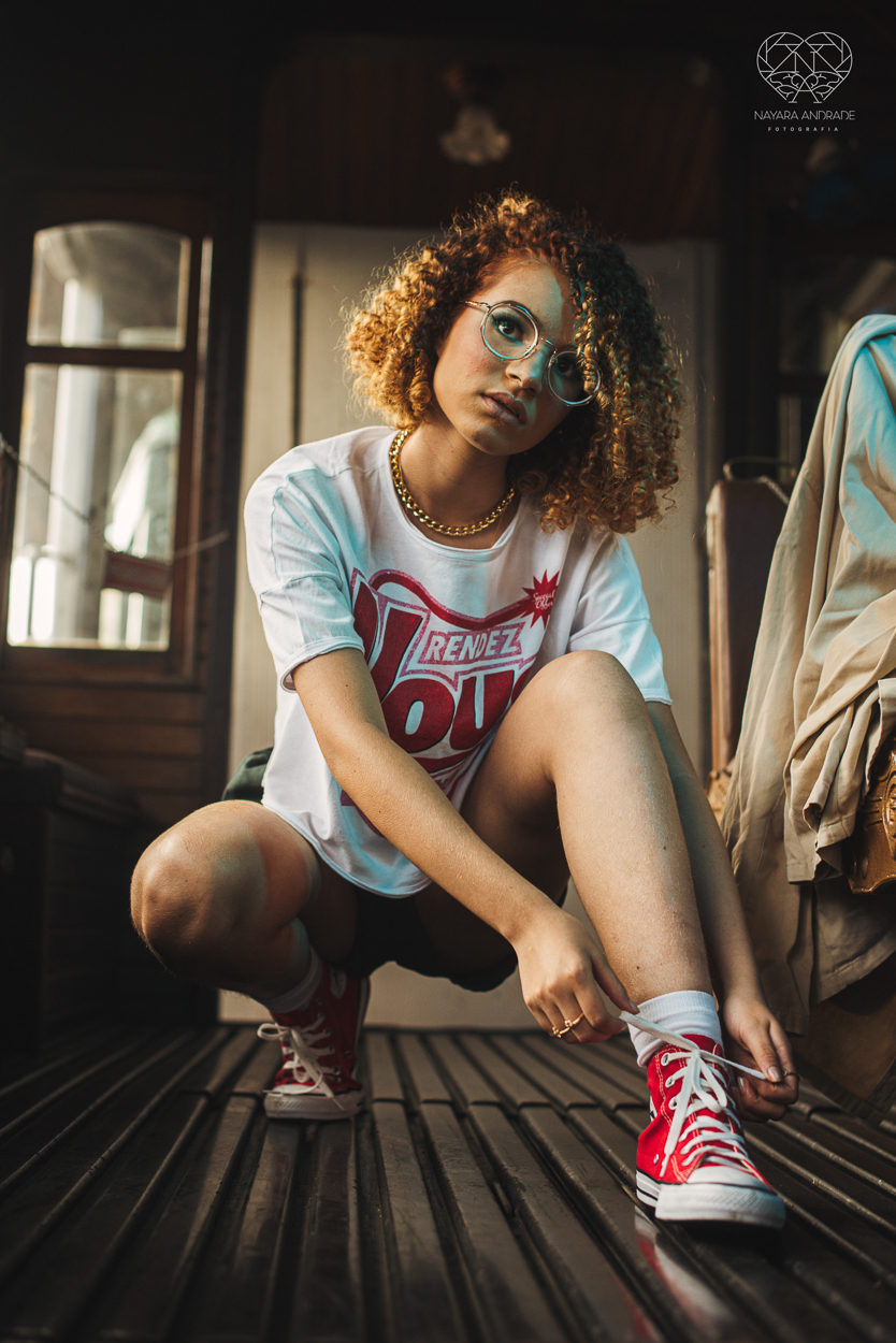Fotografia de debutante ensaio teen session com meninas gemeas . Ensaio conceito blogueira tumblr feitas pela fotografa Nayara Andrade premiada internacionalmente feitas no centro de santos  meninas estilosas em jeans baloes e neon 