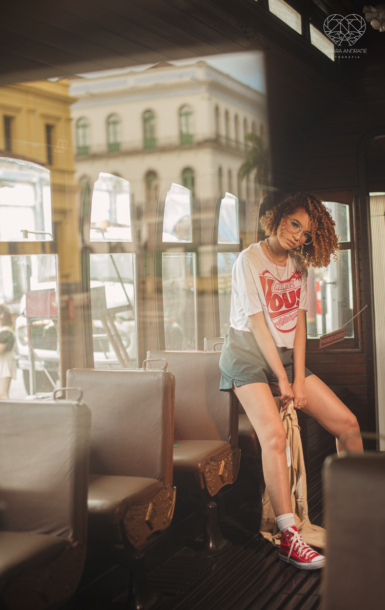 Fotografia de debutante ensaio teen session com meninas gemeas . Ensaio conceito blogueira tumblr feitas pela fotografa Nayara Andrade premiada internacionalmente feitas no centro de santos  meninas estilosas em jeans baloes e neon 