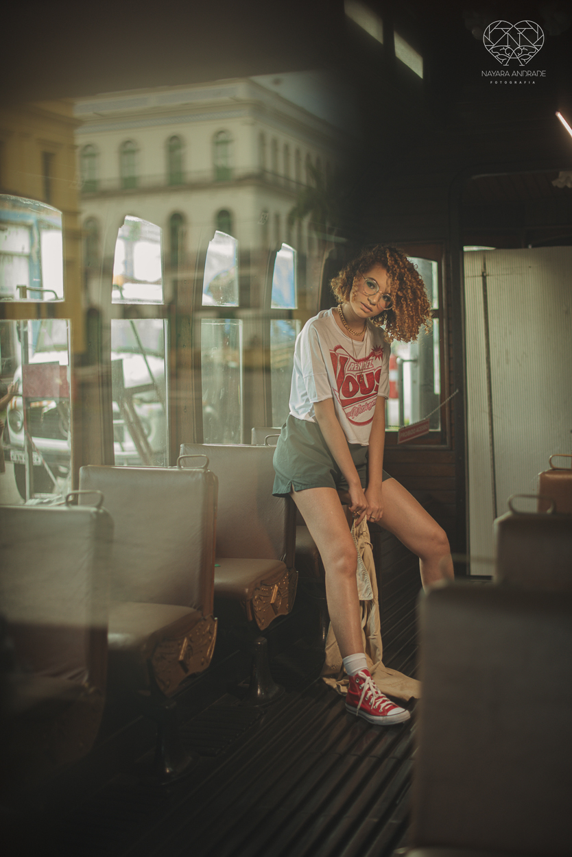 Fotografia de debutante ensaio teen session com meninas gemeas . Ensaio conceito blogueira tumblr feitas pela fotografa Nayara Andrade premiada internacionalmente feitas no centro de santos  meninas estilosas em jeans baloes e neon 