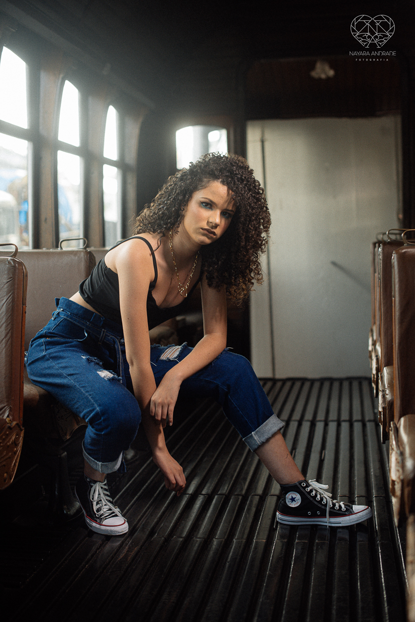 Fotografia de debutante ensaio teen session com meninas gemeas . Ensaio conceito blogueira tumblr feitas pela fotografa Nayara Andrade premiada internacionalmente feitas no centro de santos  meninas estilosas em jeans baloes e neon 