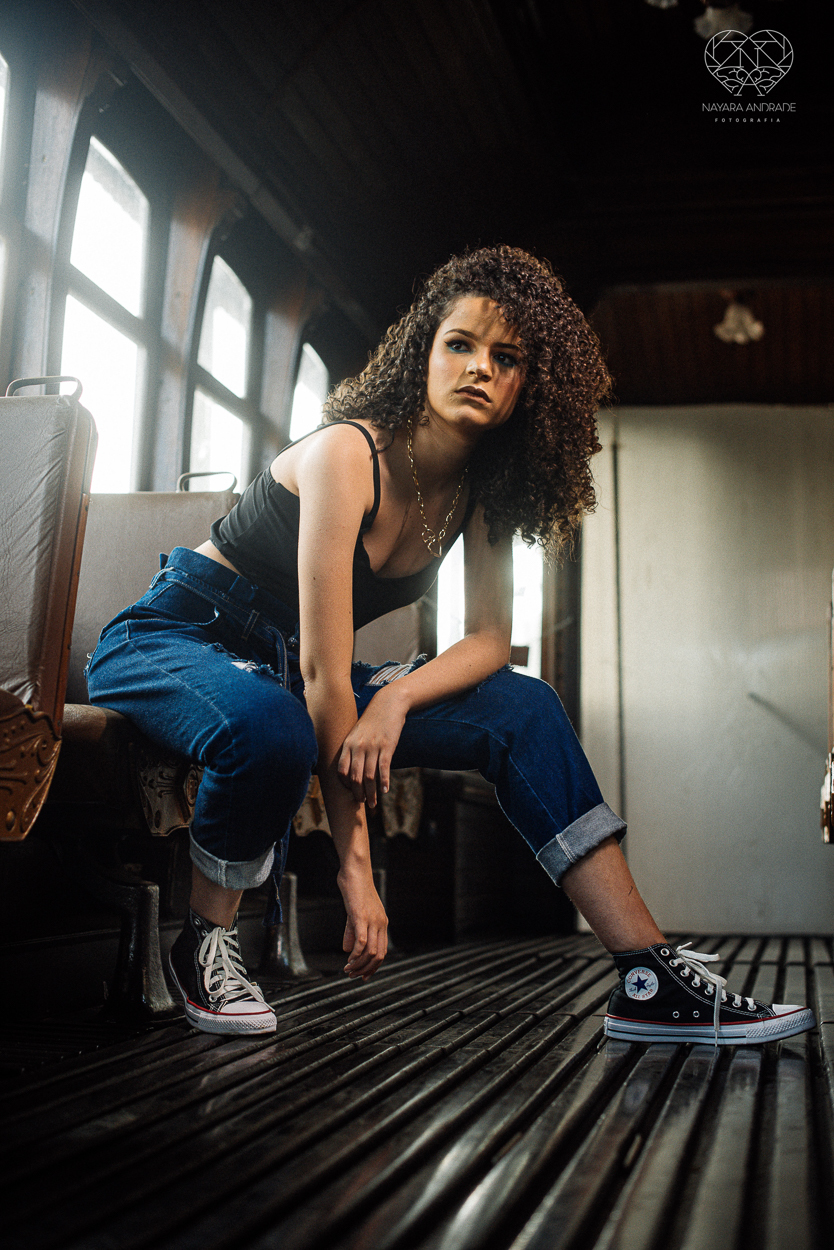 Fotografia de debutante ensaio teen session com meninas gemeas . Ensaio conceito blogueira tumblr feitas pela fotografa Nayara Andrade premiada internacionalmente feitas no centro de santos  meninas estilosas em jeans baloes e neon 