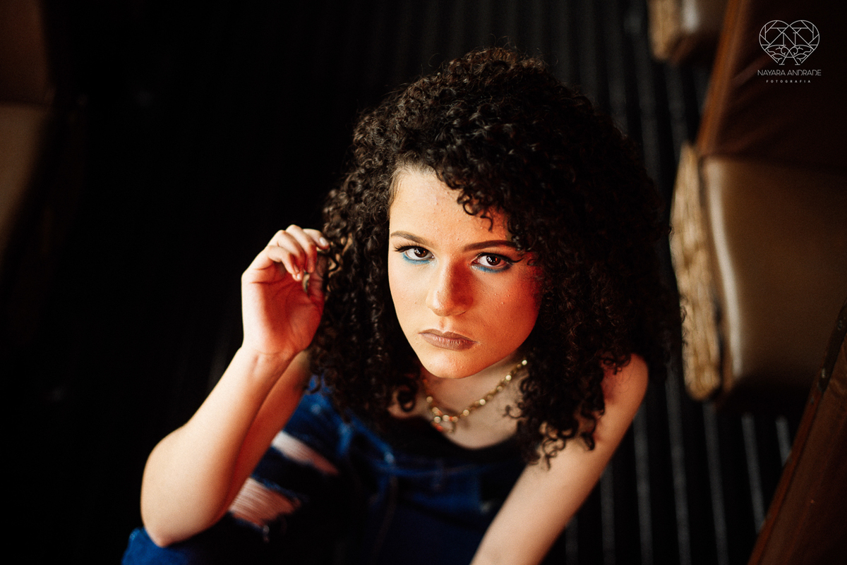 Fotografia de debutante ensaio teen session com meninas gemeas . Ensaio conceito blogueira tumblr feitas pela fotografa Nayara Andrade premiada internacionalmente feitas no centro de santos  meninas estilosas em jeans baloes e neon 