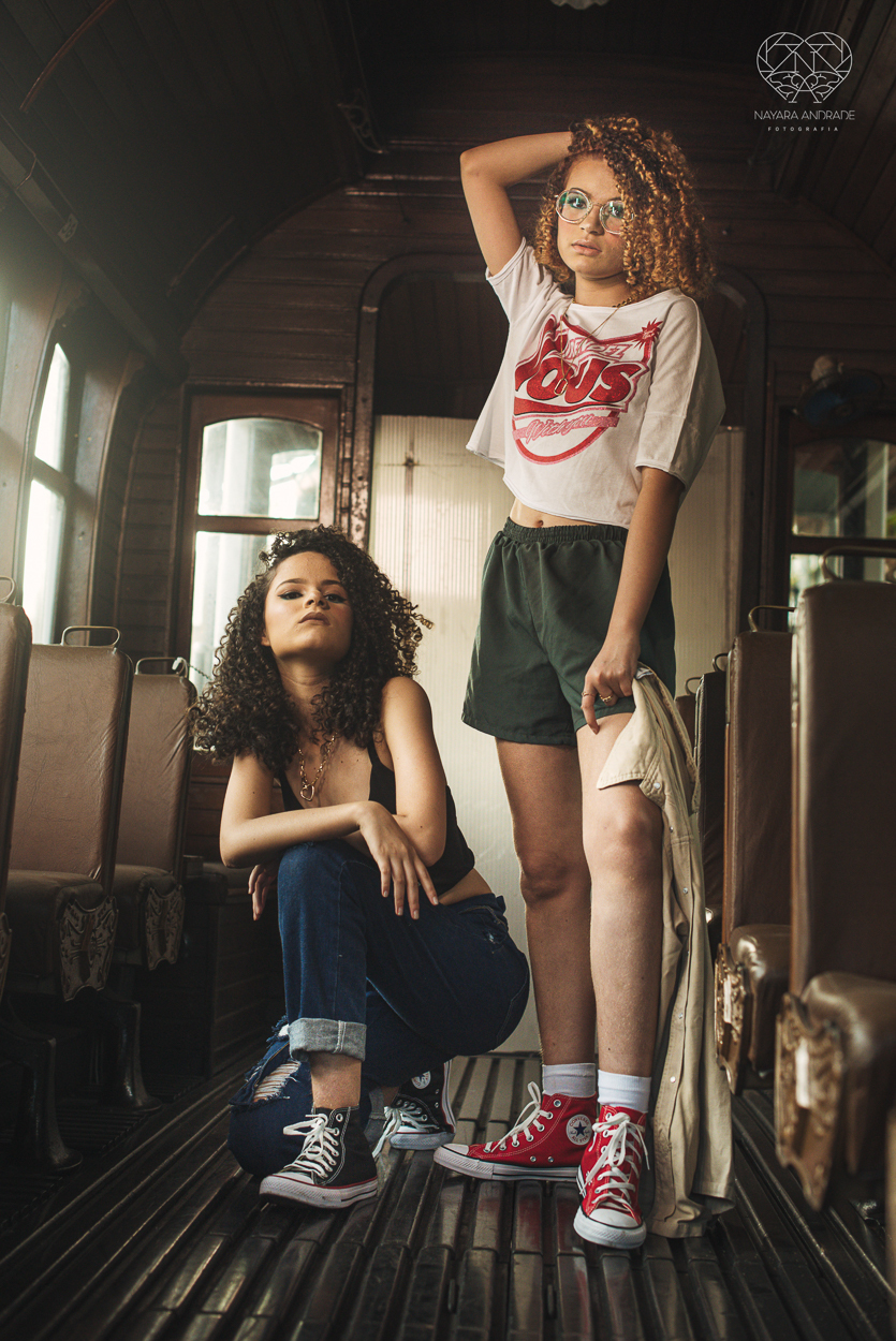 Fotografia de debutante ensaio teen session com meninas gemeas . Ensaio conceito blogueira tumblr feitas pela fotografa Nayara Andrade premiada internacionalmente feitas no centro de santos  meninas estilosas em jeans baloes e neon 