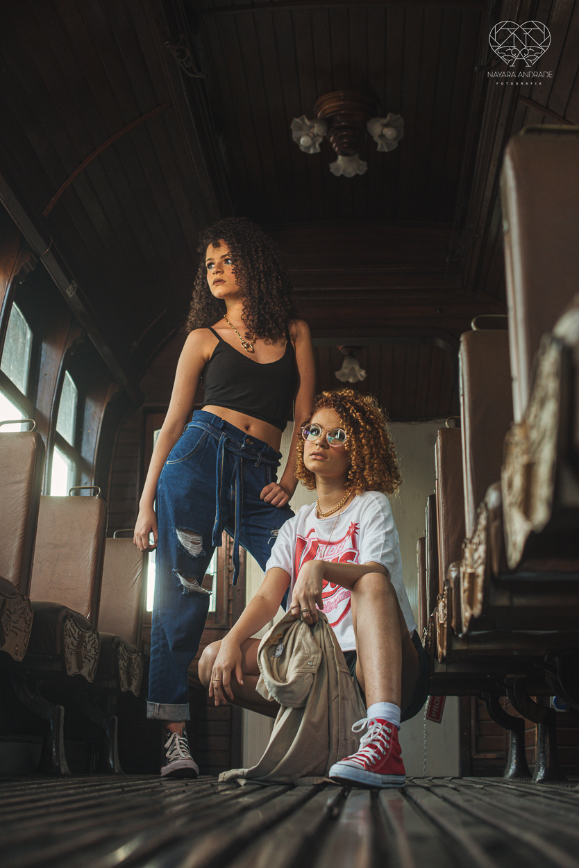 Fotografia de debutante ensaio teen session com meninas gemeas . Ensaio conceito blogueira tumblr feitas pela fotografa Nayara Andrade premiada internacionalmente feitas no centro de santos  meninas estilosas em jeans baloes e neon 