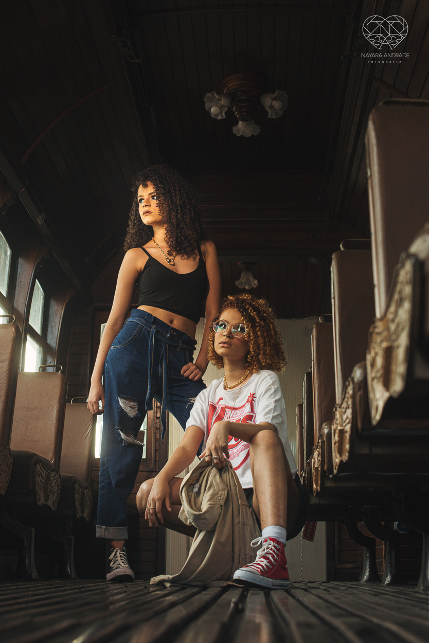 Fotografia de debutante ensaio teen session com meninas gemeas . Ensaio conceito blogueira tumblr feitas pela fotografa Nayara Andrade premiada internacionalmente feitas no centro de santos  meninas estilosas em jeans baloes e neon 