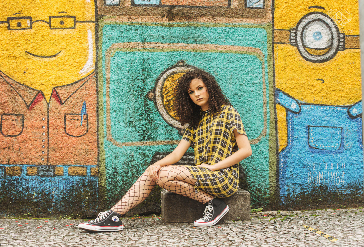 Fotografia de debutante ensaio teen session com meninas gemeas . Ensaio conceito blogueira tumblr feitas pela fotografa Nayara Andrade premiada internacionalmente feitas no centro de santos  meninas estilosas em jeans baloes e neon 