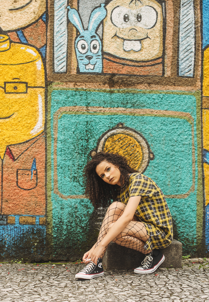 Fotografia de debutante ensaio teen session com meninas gemeas . Ensaio conceito blogueira tumblr feitas pela fotografa Nayara Andrade premiada internacionalmente feitas no centro de santos  meninas estilosas em jeans baloes e neon 