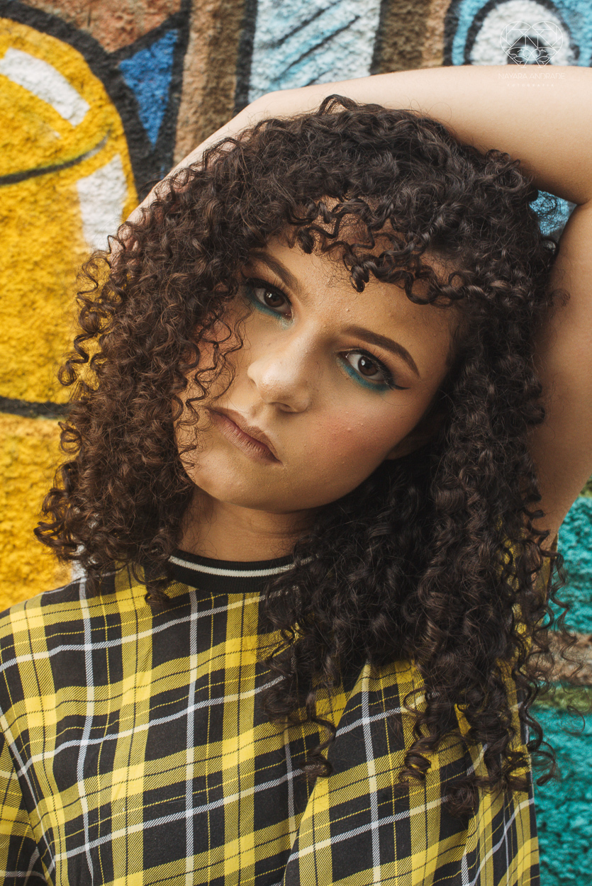 Fotografia de debutante ensaio teen session com meninas gemeas . Ensaio conceito blogueira tumblr feitas pela fotografa Nayara Andrade premiada internacionalmente feitas no centro de santos  meninas estilosas em jeans baloes e neon 