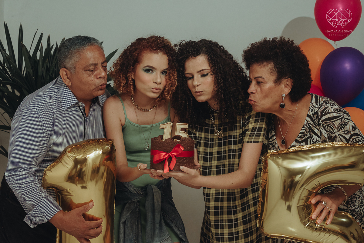 Fotografia de debutante ensaio teen session com meninas gemeas . Ensaio conceito blogueira tumblr feitas pela fotografa Nayara Andrade premiada internacionalmente feitas no centro de santos  meninas estilosas em jeans baloes e neon 