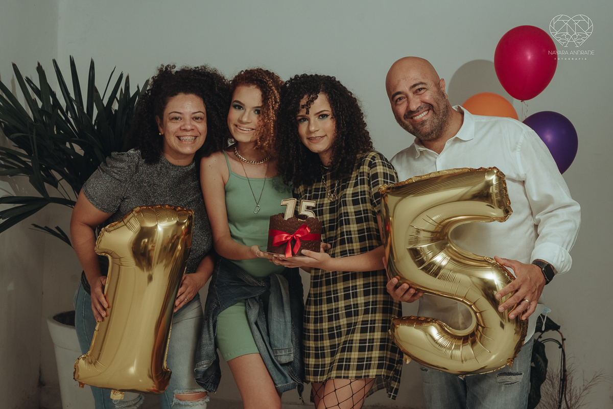 Fotografia de debutante ensaio teen session com meninas gemeas . Ensaio conceito blogueira tumblr feitas pela fotografa Nayara Andrade premiada internacionalmente feitas no centro de santos  meninas estilosas em jeans baloes e neon 