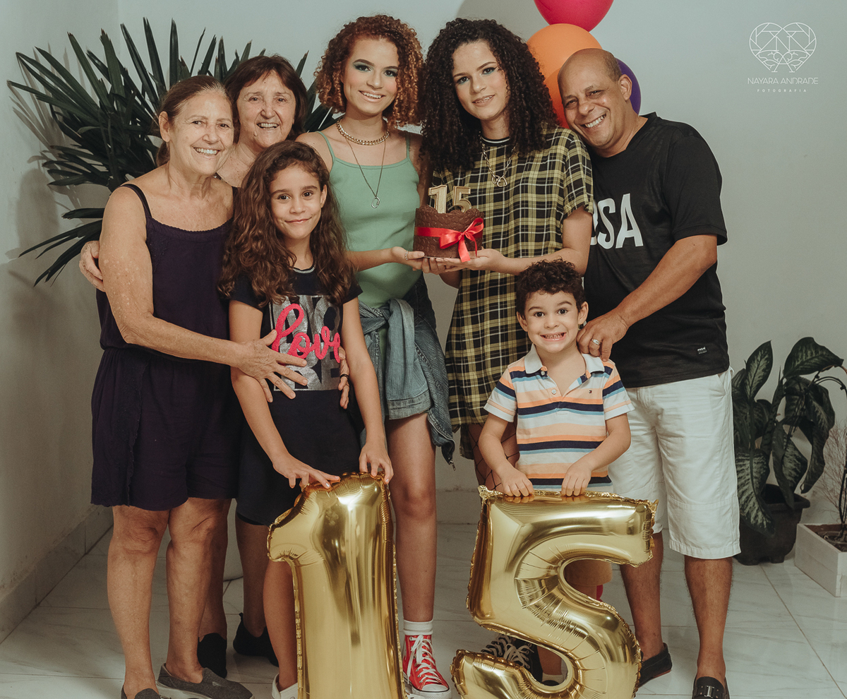 Fotografia de debutante ensaio teen session com meninas gemeas . Ensaio conceito blogueira tumblr feitas pela fotografa Nayara Andrade premiada internacionalmente feitas no centro de santos  meninas estilosas em jeans baloes e neon 