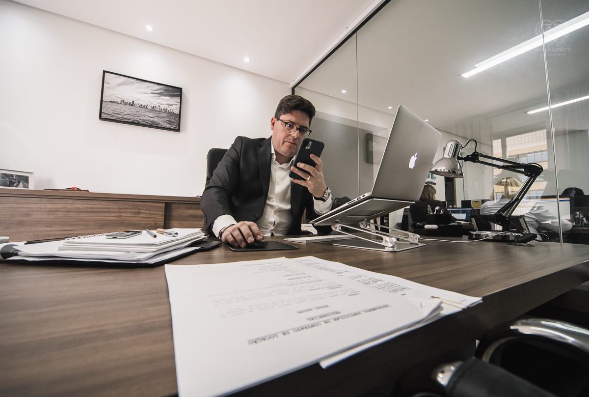 Fotos de escritorios, empresas para banco de imagens e uso pessoal em redes sociais. Fotos de branding de posicionamento em santos sao paulo feitas pela fotografa Nayara Andrade fotografa premiada internacionalmente