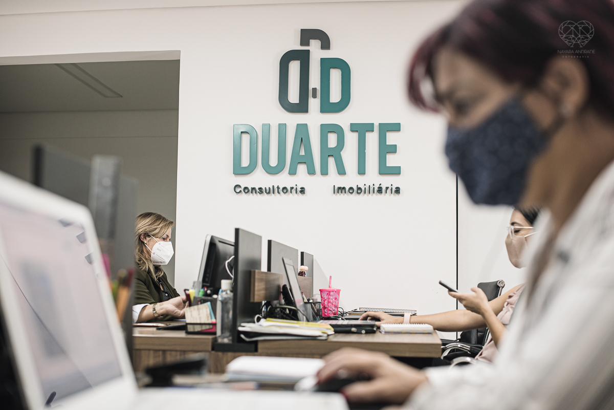 Fotos de escritorios, empresas para banco de imagens e uso pessoal em redes sociais. Fotos de branding de posicionamento em santos sao paulo feitas pela fotografa Nayara Andrade fotografa premiada internacionalmente