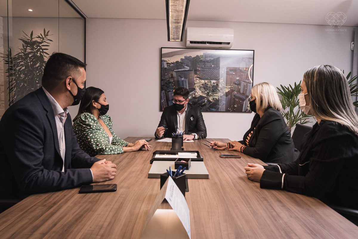 Fotos de escritorios, empresas para banco de imagens e uso pessoal em redes sociais. Fotos de branding de posicionamento em santos sao paulo feitas pela fotografa Nayara Andrade fotografa premiada internacionalmente