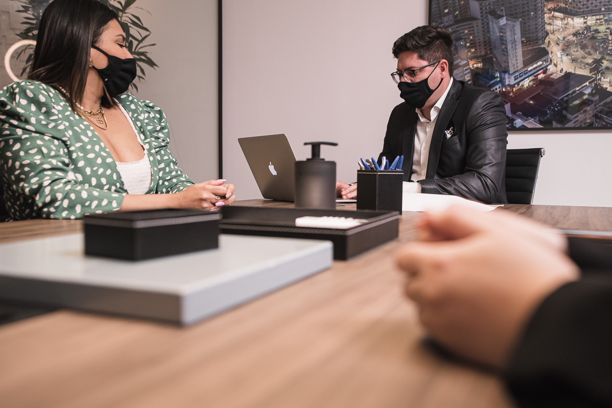 Fotos de escritorios, empresas para banco de imagens e uso pessoal em redes sociais. Fotos de branding de posicionamento em santos sao paulo feitas pela fotografa Nayara Andrade fotografa premiada internacionalmente