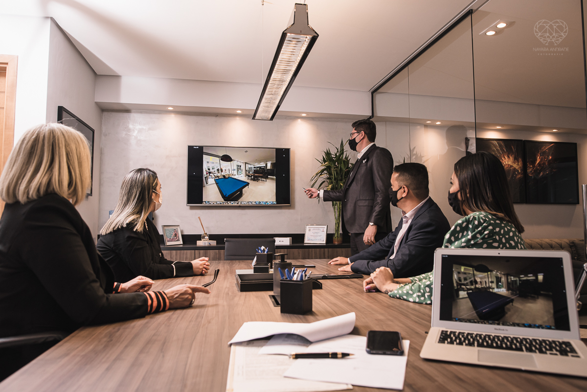 Fotos de escritorios, empresas para banco de imagens e uso pessoal em redes sociais. Fotos de branding de posicionamento em santos sao paulo feitas pela fotografa Nayara Andrade fotografa premiada internacionalmente
