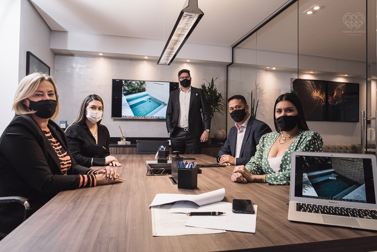 Fotos de escritorios, empresas para banco de imagens e uso pessoal em redes sociais. Fotos de branding de posicionamento em santos sao paulo feitas pela fotografa Nayara Andrade fotografa premiada internacionalmente