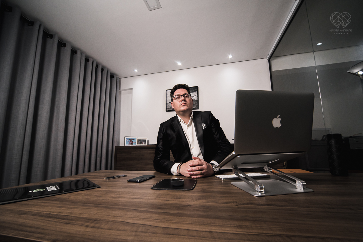 Fotos de escritorios, empresas para banco de imagens e uso pessoal em redes sociais. Fotos de branding de posicionamento em santos sao paulo feitas pela fotografa Nayara Andrade fotografa premiada internacionalmente