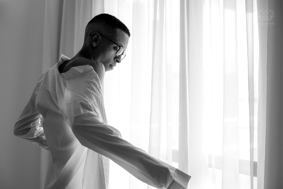 makinf od noivo passo a passo inspiração para homens foto de noivo se trocando no dia do casamento santos sao paulo fotografa premiada nayara andrade