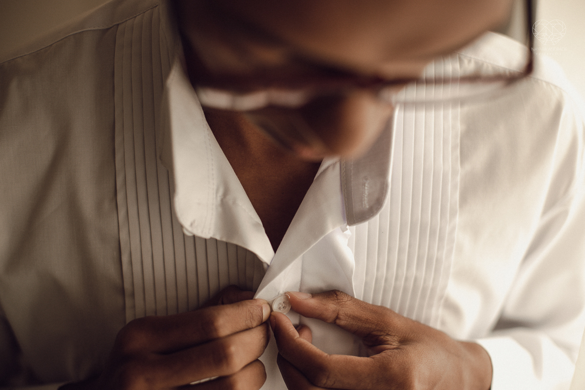 makinf od noivo passo a passo inspiração para homens foto de noivo se trocando no dia do casamento santos sao paulo fotografa premiada nayara andrade